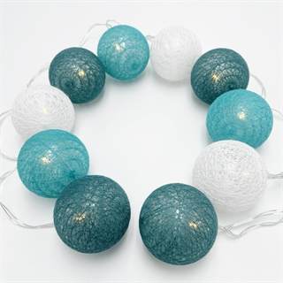 LED lyskæde med bomuldskugler i petrol, turkis og hvid